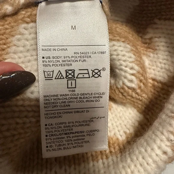 3/$9 Old Navy toddlers pom-pom knit hat - Picture 4 of 4